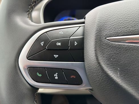 Used 2023 Chrysler Pacifica Touring-L FWD image 24