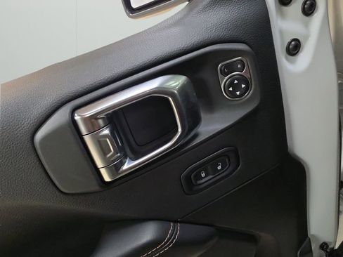 Used 2025 Jeep Wrangler Unlimited Sahara AWD/4WD image 13