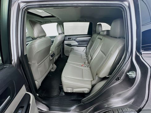 Used 2016 Toyota Highlander XLE image 28