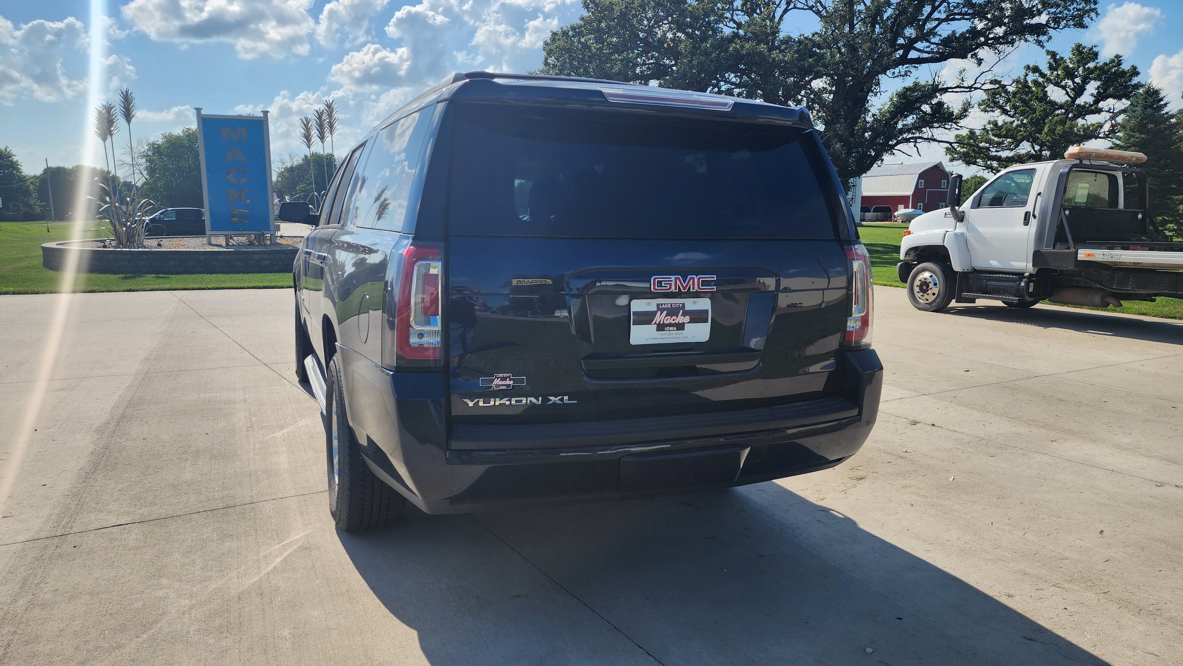 Used 2018 GMC Yukon XL SLT w/ Open Road Package AWD/4WD image 6