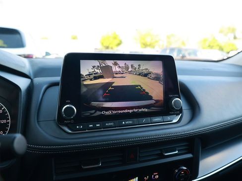 Used 2025 Nissan Rogue SV FWD image 23