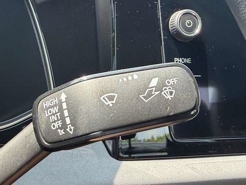 Used 2025 Volkswagen Jetta SE FWD image 25
