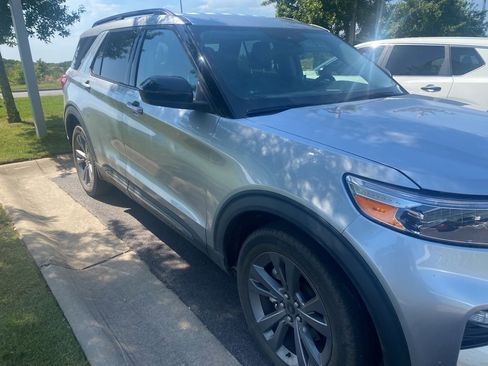 Used 2022 Ford Explorer XLT w/ Equipment Group 202A AWD/4WD image 5