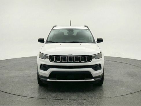 Used 2025 Jeep Compass Latitude AWD/4WD image 2