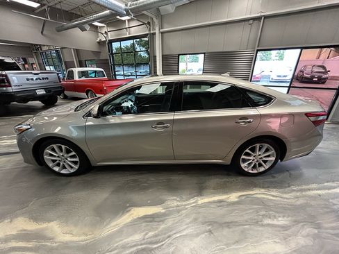 Used 2013 Toyota Avalon Limited w/ Technology Pkg FWD image 34