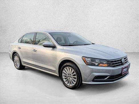 Used 2017 Volkswagen Passat 1.8T SE image 3