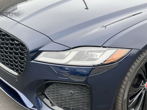 Used 2022 Jaguar XF SE image 12