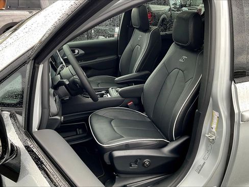 New 2026 Chrysler Pacifica Limited w/ S Appearance Package image 9