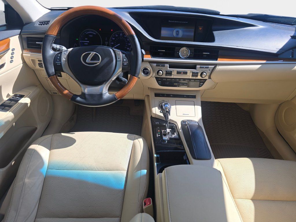 Used 2015 Lexus ES 300h w/ Navigation System Package FWD image 10