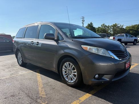 Used 2011 Toyota Sienna XLE FWD image 4
