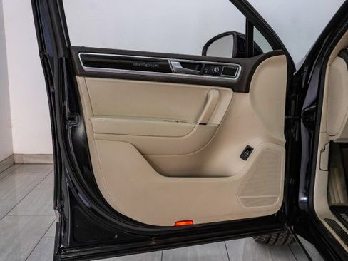 Used 2017 Volkswagen Touareg Executive AWD/4WD image 42