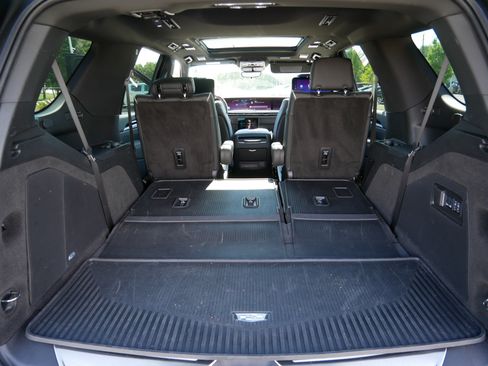 Certified 2026 Cadillac Escalade Luxury w/ LPO, Radiant Package AWD/4WD image 17