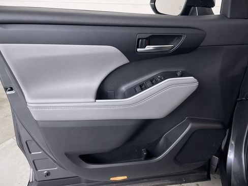 Used 2020 Toyota Highlander XLE image 10