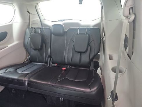 Used 2023 Chrysler Pacifica Touring-L image 4