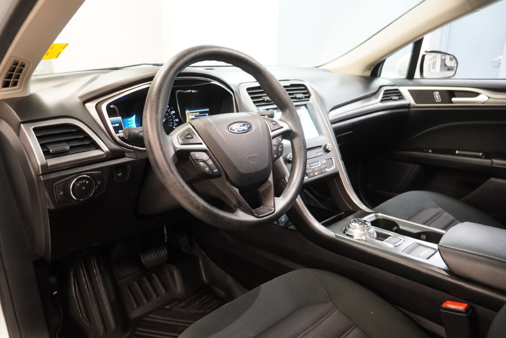 Used 2017 Ford Fusion SE w/ Fusion SE Technology Package FWD image 5
