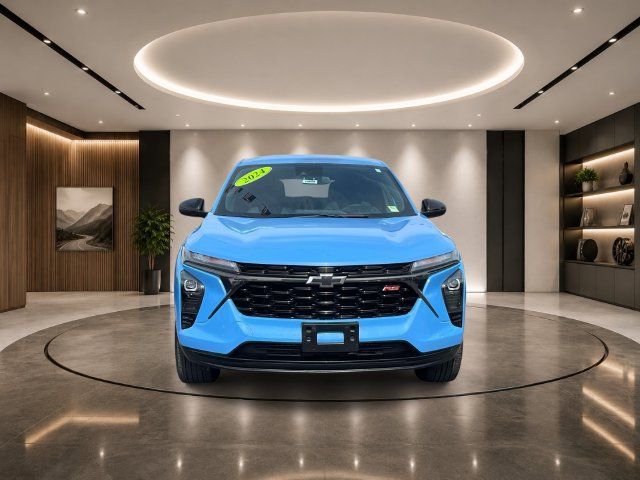 Used 2024 Chevrolet Trax RS w/ Driver Confidence Package FWD image 2