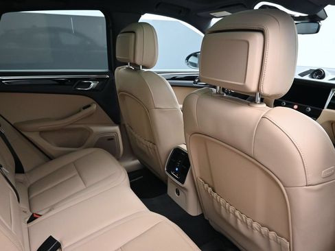 Certified 2026 Porsche Macan AWD/4WD image 7