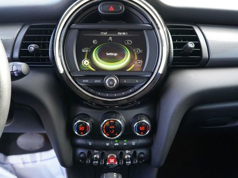 Used 2018 MINI Cooper 4-Door Hardtop FWD image 10