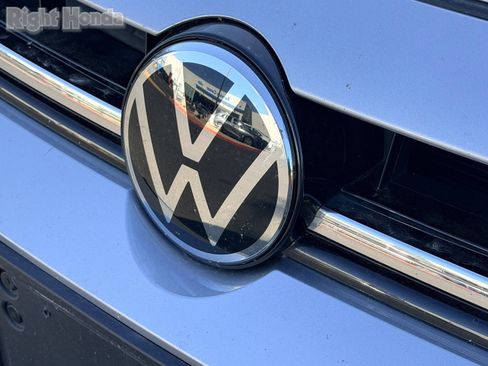 Used 2025 Volkswagen Jetta SE FWD image 8