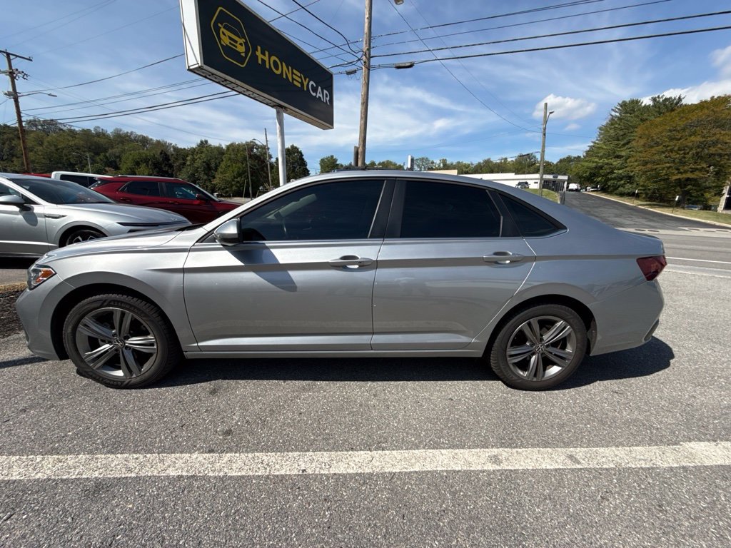 Used 2022 Volkswagen Jetta SE FWD image 2