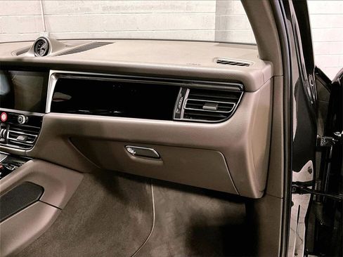 Certified 2024 Porsche Macan image 19