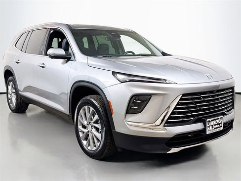 Used 2025 Buick Enclave Preferred image 3