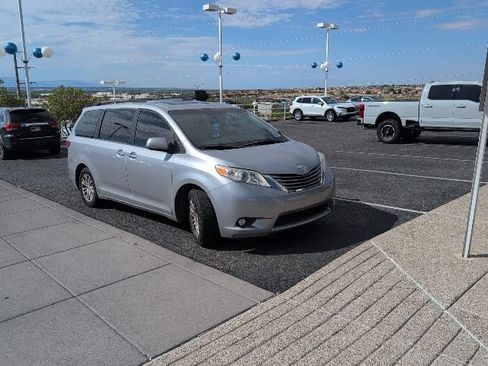 Used 2017 Toyota Sienna XLE w/ XLE Navigation Package FWD image 1