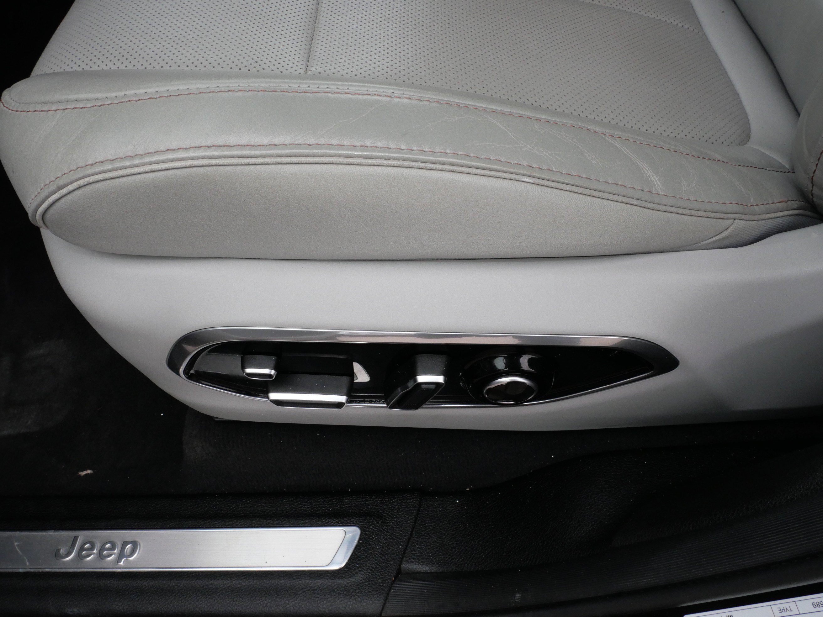 Used 2022 Jeep Grand Cherokee Overland w/ Luxury Tech Group IV AWD/4WD image 20