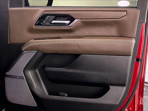 Certified 2025 GMC Yukon XL Denali Ultimate w/ LPO, Floor Liner Package AWD/4WD image 22