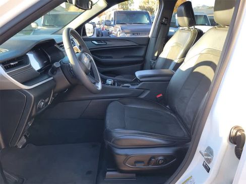 Used 2024 Jeep Grand Cherokee L Laredo image 11