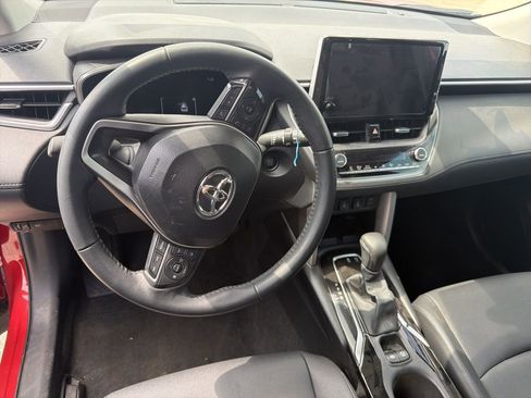 Used 2025 Toyota Corolla Cross XLE w/ Convenience Package FWD image 11