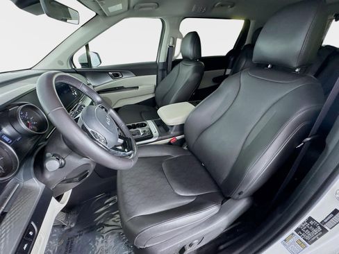 Used 2024 Kia Carnival LX image 11