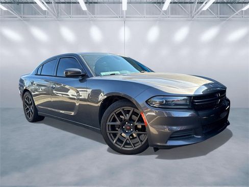 Used 2015 Dodge Charger SE image 2