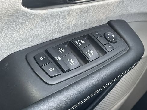 Used 2024 Chrysler Pacifica Touring-L image 17