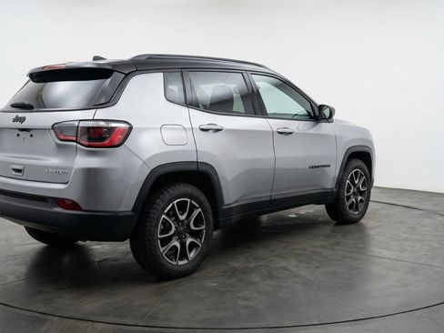 Used 2025 Jeep Compass Trailhawk image 9