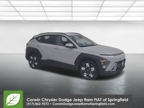 Used 2025 Hyundai Kona SEL image 2