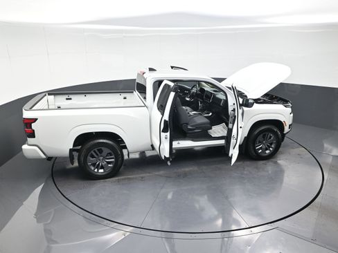 Used 2025 Nissan Frontier SV image 14