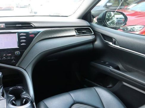 Used 2019 Toyota Camry SE FWD image 18