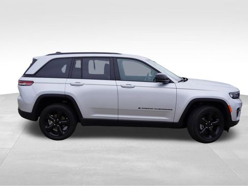 Certified 2023 Jeep Grand Cherokee Altitude AWD/4WD image 2
