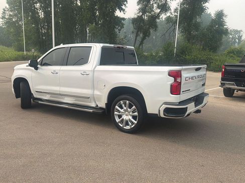 Used 2022 Chevrolet Silverado 1500 High Country w/ High Country Premium Package AWD/4WD image 3