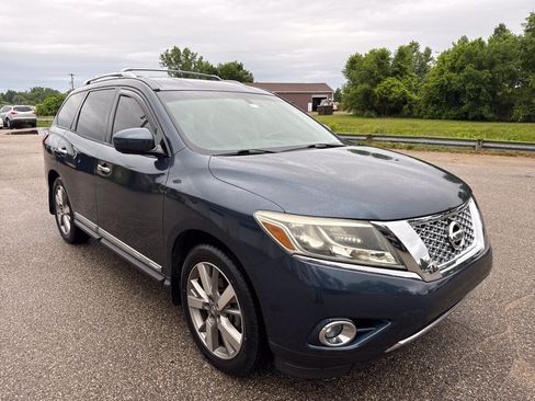Used 2014 Nissan Pathfinder Platinum FWD image 2