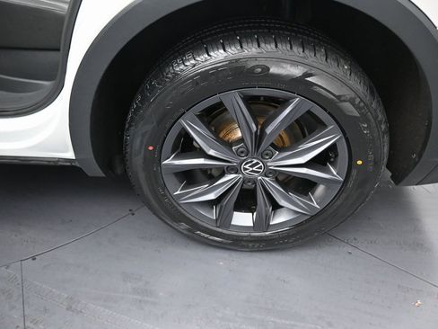 Used 2023 Volkswagen Tiguan SE w/ Panoramic Sunroof Package image 42