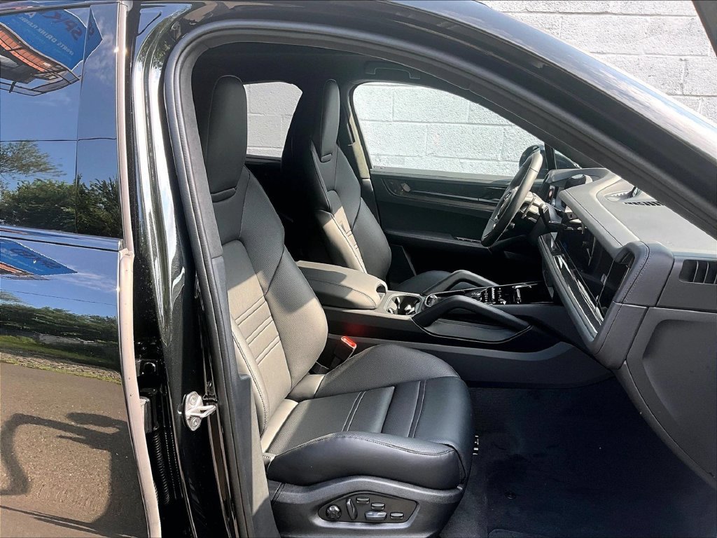 Used 2026 Porsche Cayenne GTS AWD/4WD image 10