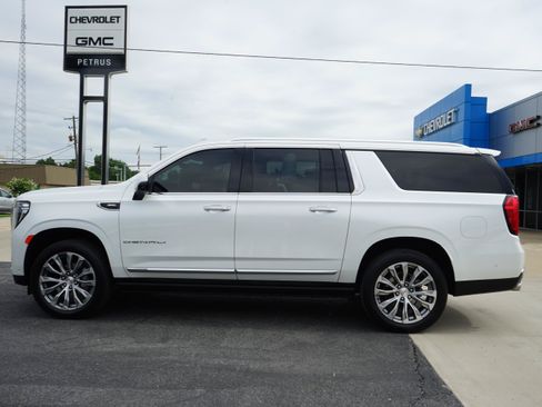 Used 2024 GMC Yukon XL Denali w/ Denali Reserve Package AWD/4WD image 2