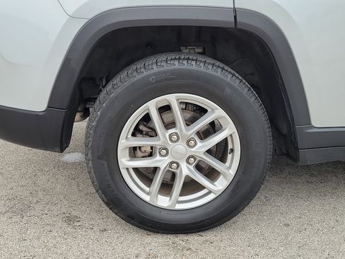 Used 2024 Jeep Grand Cherokee Laredo X image 5