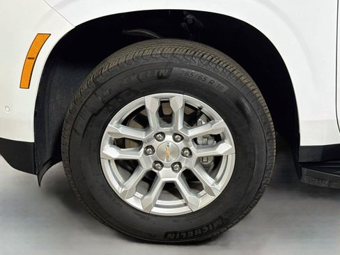 Certified 2026 Chevrolet Suburban LT w/ Comfort Package AWD/4WD image 31