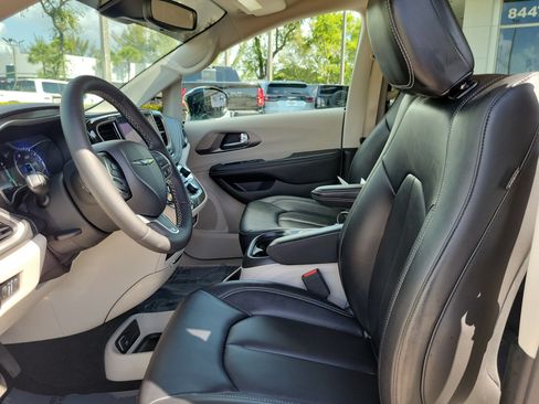 Used 2024 Chrysler Pacifica Touring-L FWD image 11