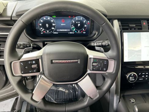 Used 2024 Land Rover Discovery S image 11
