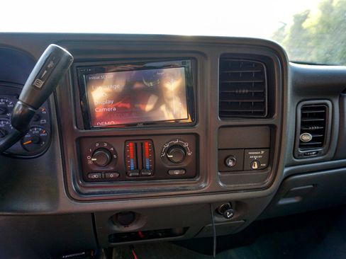 Used 2005 Chevrolet Silverado 2500 LS w/ Heavy-Duty Power Package image 16