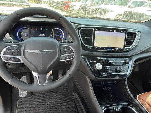 Used 2025 Chrysler Pacifica Pinnacle FWD image 27